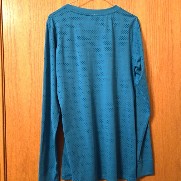 Zyia Chill Perforated Top - Picture 2 of 3